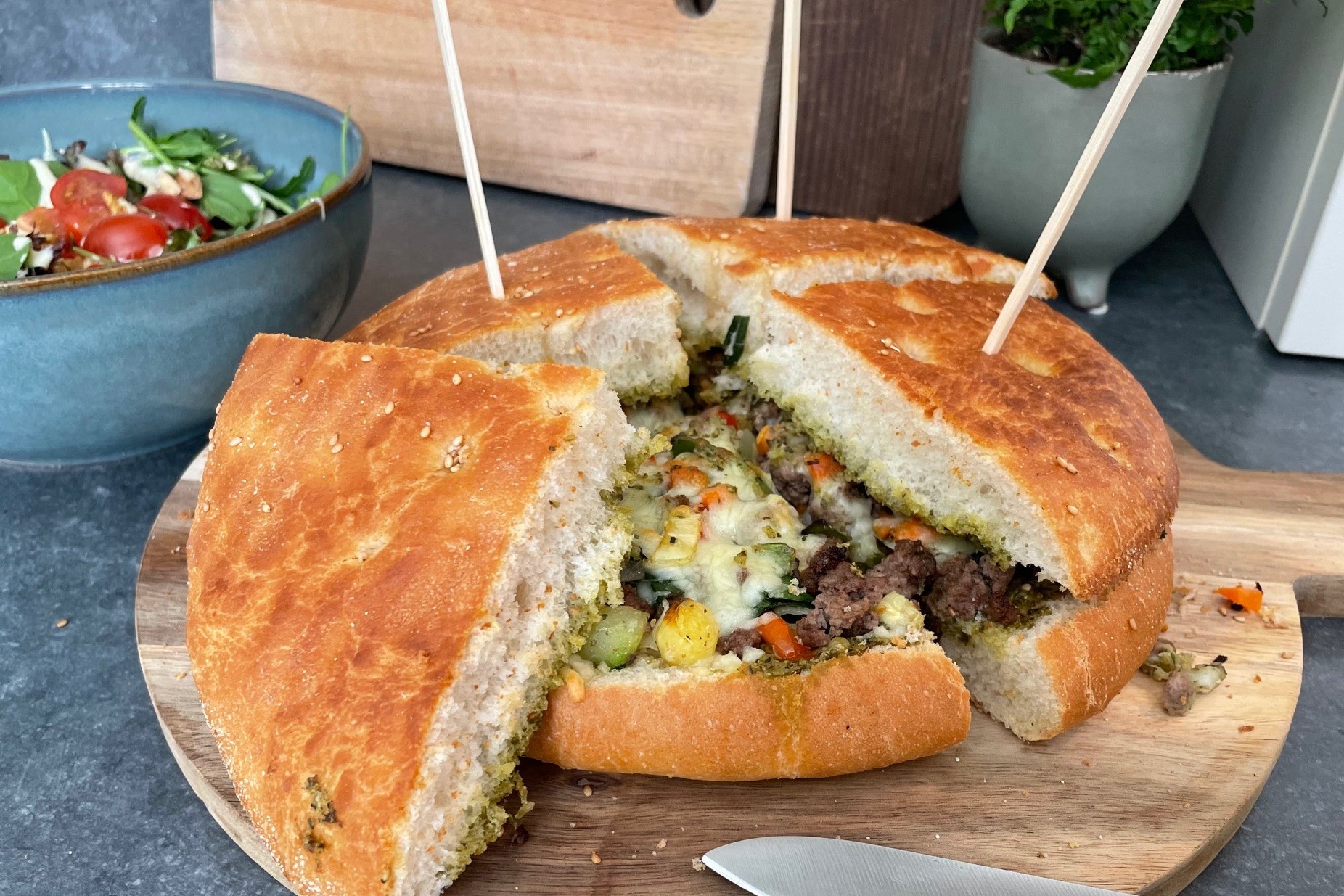 Gevuld Turks brood, boordevol gehakt en groenten